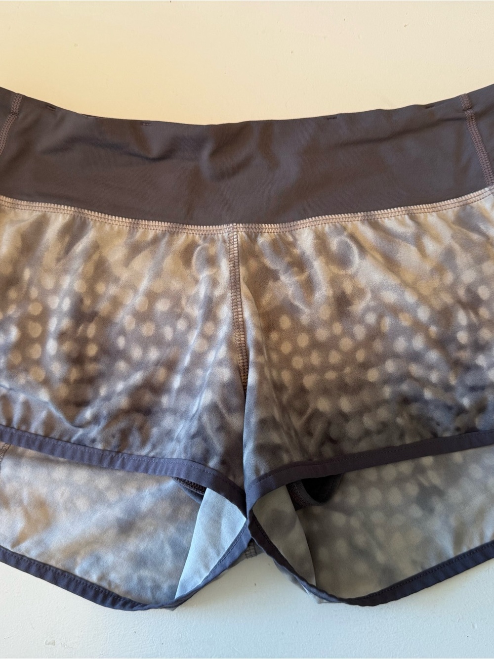 lululemon athletica Gray Dot-Print Athletic Shorts Sz 6